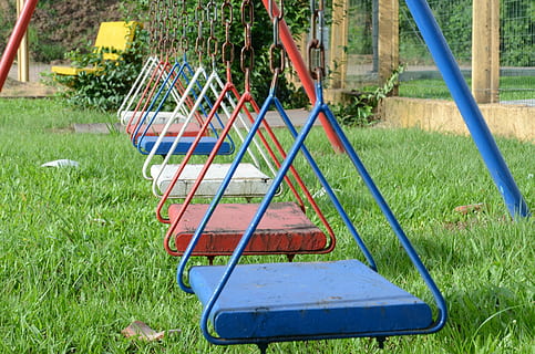 parc infantil, nen, parc infantil, nen, herba, color verd, dia, cap gent, a l'aire lliure, esport, planta, naturalesa, parc, metall, equip de joc a l'aire lliure, parc - l'home va fer espai, camp, buit, absència, terra, swing, davant o pati del darrere, creixement, jardineria, 2K, CC0, domini públic, lliure de regalies