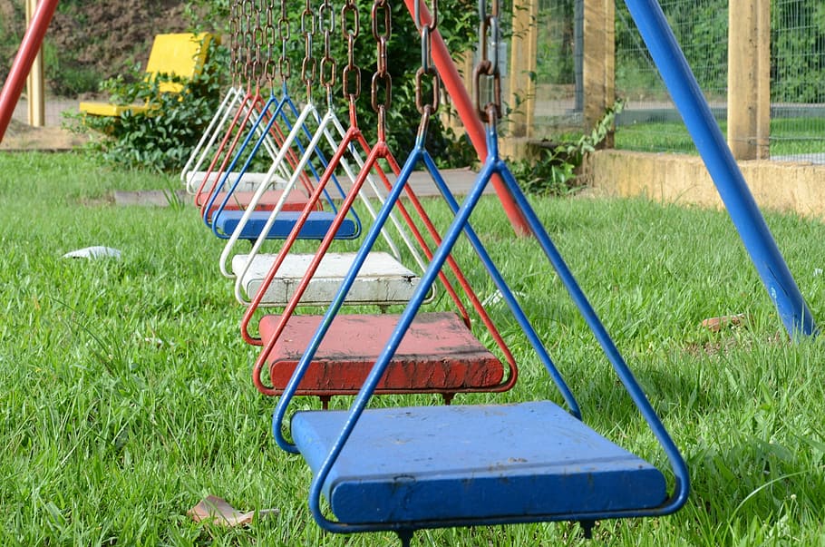 parc infantil, nen, parc infantil, nen, herba, color verd, dia, cap gent, a l'aire lliure, esport, planta, naturalesa, parc, metall, equip de joc a l'aire lliure, parc - l'home va fer espai, camp, buit, absència, terra, swing, davant o pati del darrere, creixement, jardineria, 2K