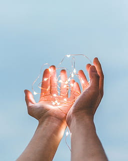 persona, participación, luces de cadena, tiempo de día, manos, palma, cuerda, luces, electricidad, mano humana, parte del cuerpo humano, una persona, mano, cielo, parte del cuerpo, naturaleza, azul, gente real, perspectiva personal, adulto, vista de ángulo bajo, día, cielo limpio, actividad de ocio, fondo azul, estilos de vida, copia espacio, dedo, compuesto digital, 4K, CC0, dominio público, libre de derechos