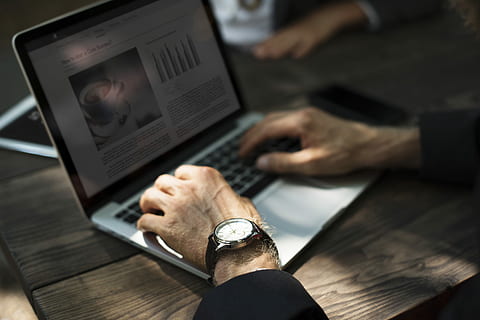 persoană, purtare, ceas, utilizând, laptop de argint, maro, masa, laptop, lucru, mână, pe net, Afaceri, Internet, conectarea, cafenea, conexiune, pauză, tehnologie, calculator, comunicare, umană, tehnologia fără fir, partea corpului uman, adult, bărbați, o persoana, în interior, folosind laptopul, să se concentreze asupra primelor elemente, selectiv, 5K, CC0, domeniu public, fără drepturi de autor