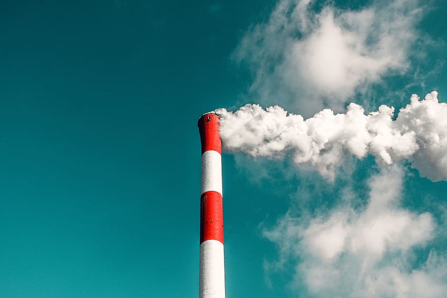 Rauch, Wolken, Himmel, Turm, Struktur, Rauch - physische Struktur, Schornstein, rot, Blau, Verschmutzung, Industrie, Luftverschmutzung, Umgebung, Umweltprobleme, kopieren sie platz, keine Leute, wolke - himmel, weiße Farbe, Natur, Fabrik, Bewegung, farbiger Hintergrund, Dämpfe, draußen, Wind, Blauer Hintergrund, 4K