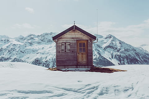 Castanho, de madeira, casa, campo de neve, cabine, neve, tampado, montanha, estrutura, madeira, cobertura, construção, inverno, sozinho, log de madeira, galpão, natureza, pico, nuvem, temperatura fria, estrutura construída, arquitetura, exterior do edifício, céu, beleza na natureza, scenics - natureza, tranquilidade, montanha coberta de neve, ninguém, cena tranquila, dia, nuvem - céu, ao ar livre, 5K, CC0, domínio público, royalty free