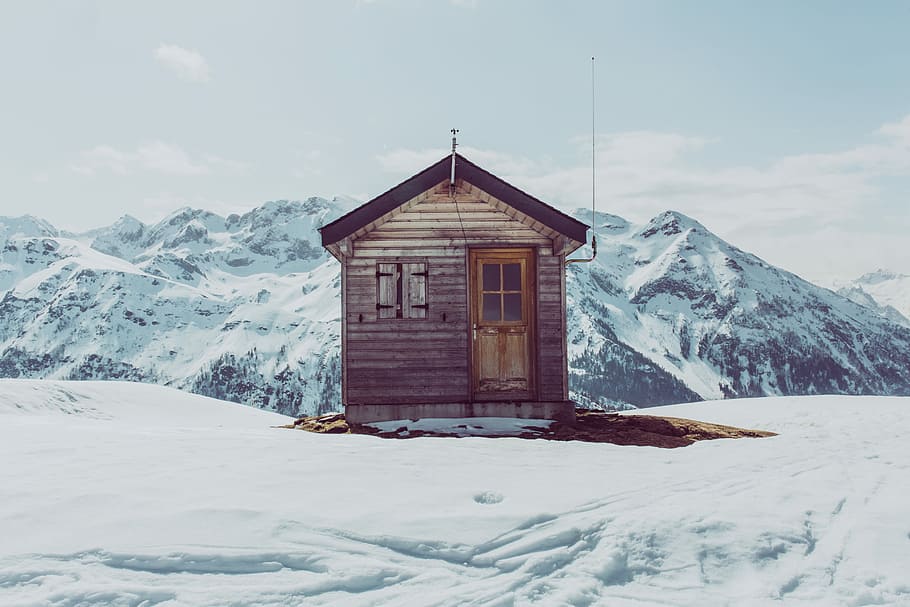 Castanho, de madeira, casa, campo de neve, cabine, neve, tampado, montanha, estrutura, madeira, cobertura, construção, inverno, sozinho, log de madeira, galpão, natureza, pico, nuvem, temperatura fria, estrutura construída, arquitetura, exterior do edifício, céu, beleza na natureza, scenics - natureza, tranquilidade, montanha coberta de neve, ninguém, cena tranquila, dia, nuvem - céu, ao ar livre, 5K