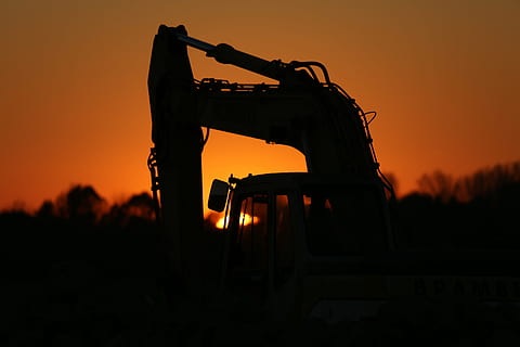 sagoma dell'escavatore, escavatori, macchina da costruzione, sera, tramonto, posto, lavori di costruzione, veicolo cingolato, veicoli, costruzione della strada, macchinario, industria, industria di costruzioni, lavoro, attrezzatura, silhouette, motore della terra, cielo, macchine da cantiere, colore arancione, sito di costruzione, natura, mezzi di trasporto, sole, bulldozer, modo di trasporto, veicolo terrestre, all'aperto, nessuno, macchinari agricoli, equipaggiamento industriale, 5K, CC0, dominio pubblico, privo di copyright