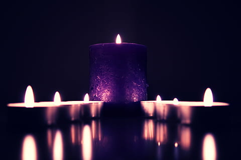 Violet, lumânare, negru, birou, întuneric, ușoară, foc, noapte, estompa, flacără, reflecţie, ardere, temperatura - temperatură, iluminat, echipamente de iluminat, spiritualitate, Fundal negru, nici o persoana, foc - fenomen natural, tristeţe, a închide, studio shot, în interior, emoţie, natură, jale, religie, camera de zi, agresiune, luminozitate, 5K, CC0, domeniu public, fără drepturi de autor