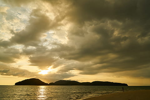 ada, pantai, tenaga surya, awan, laut, langit, perdamaian, alam, pemandangan, garis pantai, Latar Belakang, indah, lingkungan, pariwisata, wallpaper, pasir, musim, perjalanan, liburan, matahari terbenam, cahaya, samudra, musim panas, air, Asia, matahari terbit, pesisir, Malaysia, Thailand, awan - langit, keindahan di alam, scenics - alam, ketenangan, adegan yang tenang, bayangan hitam, tepi laut, tidak ada orang, idilis, gunung, di luar rumah, sinar matahari, langit yang dramatis, 5K, CC0, domain publik, bebas royalti