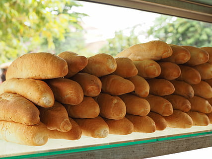 un pan, desayuno, junquillo, comida, panadería, frescura, comida y bebida, alimentación saludable, gran grupo de objetos, bienestar, nadie, marrón, Fruta, naturaleza muerta, de cerca, arreglo, día, abundancia, centrarse en primer plano, en venta, adentro, montón, mesa, repetición, bandeja, 4K, CC0, dominio público, libre de derechos