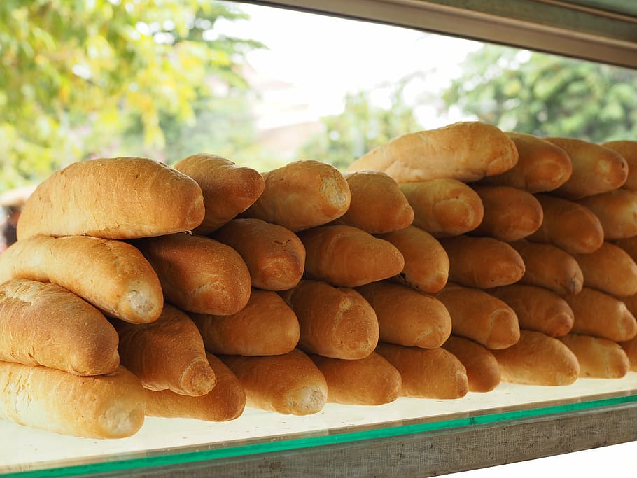 un pan, desayuno, junquillo, comida, panadería, frescura, comida y bebida, alimentación saludable, gran grupo de objetos, bienestar, nadie, marrón, Fruta, naturaleza muerta, de cerca, arreglo, día, abundancia, centrarse en primer plano, en venta, adentro, montón, mesa, repetición, bandeja, 4K