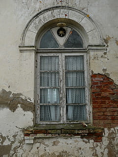 finestra, vecchio, mattoni, architettura, Vintage ▾, grunge, bicchiere, sporco, legna, caratteristica della parete, esterno dell'edificio, facciata, struttura costruita, costruzione, chiuso, arco, nessuno, giorno, porta, intemperie, parete, Entrata, abbandonato, Inquadratura dal basso, sicurezza, danneggiato, all'aperto, deterioramento, rovinato, 2K, CC0, dominio pubblico, privo di copyright