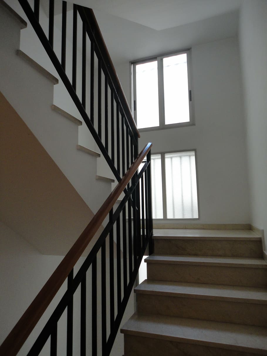ladder, traliewerk, venster stap, structuur, trappenhuis, trappen en trappen, architectuur, ingebouwde structuur, gebouw, binnenshuis, venster, geen mensen, interieur, spiraal, leeg, dag, lage hoekweergave, afwezigheid, witte kleur, wenteltrap, patroon, direct onder, 4K
