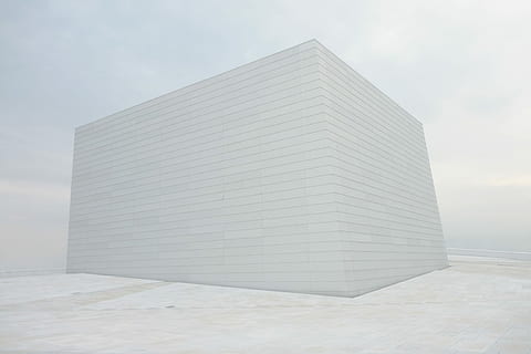 blanc, edifici, camp de neu, caixa rectangular blanca, estructura, bloc, maó, paret, cub, núvol, boira, simple, cel, rajola, marbre, hexahedró, arquitectura, estructura construïda, dia, exterior de l'edifici, cap gent, modern, naturalesa, núvol - cel, a l'aire lliure, Color blanc, vista d’angle baix, alta - alta, forma geomètrica, gris, patró, ciutat, oficina, llum solar, 2K, CC0, domini públic, lliure de regalies