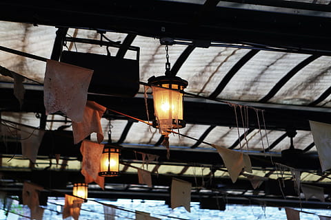 lanterne, ușoară, deco, decor, lămpi, celebrare, festiv, vechi, epocă, lumini, felinar, bannere, murdar, tavan, frânghii, cabluri, industrie, fabrică, echipamente de iluminat, vedere unghiulară joasă, agăţat, iluminat, nici o persoana, lampă electrică, în interior, electricitate, arhitectură, luminos, construită, metal, lumina electrica, să se concentreze asupra primelor elemente, pandantiv lumina, zi, Echipament electric, plafonul de acoperiș, corp de iluminat, 5K, CC0, domeniu public, fără drepturi de autor
