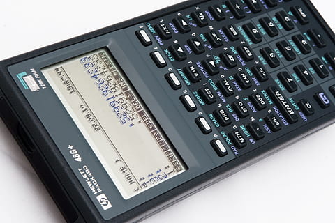 rekenmachine, hp48, bouwkunde, bedrijf, technologie, financiën, witte achtergrond, studio opname, binnenshuis, geen mensen, detailopname, analyseren, aantal, hoge hoekmening, gegevens, zakelijke activiteiten, industrie, thuis financiën, kleinhandel, enkel object, uitknippen, druk op de knop, 4K, CC0, publiek domein, royaltyvrij