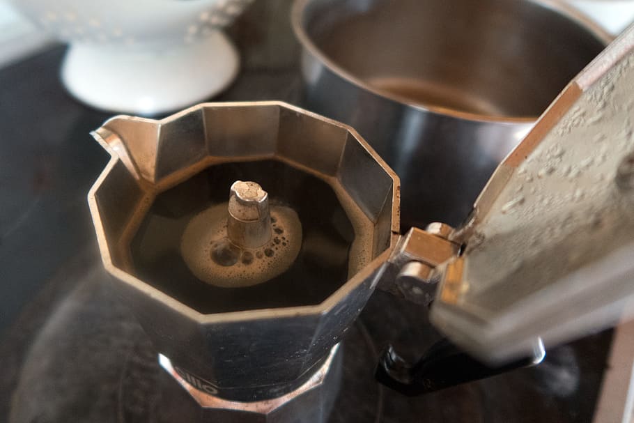 espresso, cafè, cafetera exprés, cuina, placa calenta, esmorzar, benefici de, estufa, menjar i beguda, primer pla, estri de cuina, cap gent, equipament per a la llar, a l'interior, aparell, maquinària, metall, olla de cocció, menjar, preparació, habitació domèstica, negocis, cullerot, equipament, vista d’angle alt, vell, cafè - beguda, paella, 4K