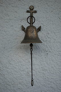 campana, rame, sospeso, metallo, caratteristica della parete, nessuno, catena, avvicinamento, in casa, vecchio, chiave, comunicazione, testo, design, giorno, antico, modello, attrezzatura per l'illuminazione, concentrarsi sulle conoscenze acquisite, architettura, ornato, lampada elettrica, 4K, CC0, dominio pubblico, privo di copyright