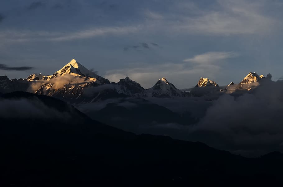 serres, ennuvolat, cel, marró, muntanyes, gris, blanc, paisatge, foto, mt. everest, muntanya, cim de muntanya, neu, naturalesa, escenics, Serra, a l'aire lliure, posta de sol, núvol - cel, cap gent, escenics - natura, bellesa a la natura, escena tranquil·la, tranquil·litat, temperatura de fred, escena no urbana, hivern, medi ambient, muntanya nevada, idíl·lic, formació, 2K