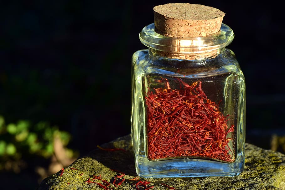 chiaro, bottiglia di vetro, roccia, zafferano, bottiglia, piccolo, Spezia, rosso, aroma, cucinare, fragrante, odore, ingrediente, bicchiere, profumo, erbe aromatiche, contenitore, vetro - materiale, vaso, cibo e bevande, pianta, natura, cibo, medicina di erbe, nessuno, trasparente, cibo essiccato, avvicinamento, erba, concentrarsi sulle conoscenze acquisite, benessere, all'aperto, freschezza, natura morta, ermetico, 5K