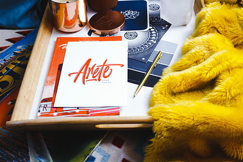 libro di arete, tavolo, un libro, accanto, penna a spirale, penna, scrivania, Nota, spazio di lavoro, arte e artigianato, in casa, testo, creatività, nessuno, vista dall'alto, pubblicazione, libro, avvicinamento, carta, natura morta, mestiere, calligrafia, giallo, vacanza, comunicazione, sceneggiatura occidentale, accessorio personale, 5K, CC0, dominio pubblico, privo di copyright