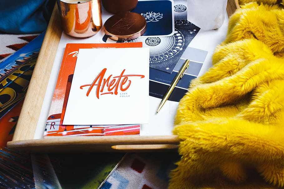 libro di arete, tavolo, un libro, accanto, penna a spirale, penna, scrivania, Nota, spazio di lavoro, arte e artigianato, in casa, testo, creatività, nessuno, vista dall'alto, pubblicazione, libro, avvicinamento, carta, natura morta, mestiere, calligrafia, giallo, vacanza, comunicazione, sceneggiatura occidentale, accessorio personale, 5K