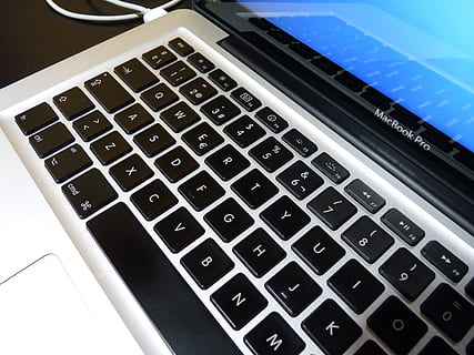macbook, mac, æble, teknologi, bærbar, nøgler, computing, sangtekster, tastatur, trådløs teknologi, computer tastatur, computer, global kommunikation, meddelelse, computerudstyr, forbindelse, computer del, indendørs, bærbar informationsenhed, forretning, høj vinkel visning, ingen mennesker, computer nøgle, alfabet, brev, sort farve, tekst, 2K, CC0, offentligt domæne, royaltyfrie