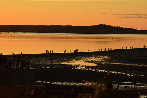 Tide, Bar Harbor Maine, Landschaftsfoto, Strand, Sonnenuntergang, Berg, Wolke, Silhouette, Küste, Küstenlinie, Fluss, See, Wasser, Gezeiten bei Sonnenuntergang, Dämmerung, Gehen, Person, Wasserleitung, Himmel, orange Farbe, Szenen - Natur, Reflexion, Schönheit in der Natur, Natur, Ruhe, ruhige Szene, idyllisch, keine Leute, draußen, die Architektur, gebaute Struktur, wolke - himmel, 4K, CC0, gemeinfrei, lizenzfrei