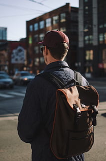 Mann, tragen, schwarz, Jacke, Deckel, Stehen, Straße, suchen, nach vorne, unbekannte, Hut, Baseballkappe, Rucksack, Stadt, städtisch, Männer, Menschen, draußen, eine Person, städtische Szene, Stadt leben, Erwachsene, Nur Männer, Nur ein Mann, Rückansicht, Taille hoch, nur für Erwachsene, die Architektur, Gebäudehülle, gebaute Struktur, Fokus auf den Vordergrund, echte Menschen, Lebensstile, Legere Kleidung, Freizeitbeschäftigung, Dreiviertel Länge, Tag, Transport, warme Kleidung, 4K, CC0, gemeinfrei, lizenzfrei