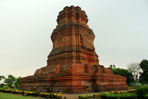 candi berahu, mojokerto, jawa timur, java, indonesi, temple, budha, temple budista, patrimoni, estàtua, edificis antics, religió, stupa, història, budisme, antic, lloc de culte, arquitectura, estructura construïda, destinacions de viatge, cel, el passat, edifici, creença, espiritualitat, naturalesa, vell, exterior de l'edifici, cel clar, cap gent, planta, viatjar, a l'aire lliure, civilització antiga, 2K, CC0, domini públic, lliure de regalies