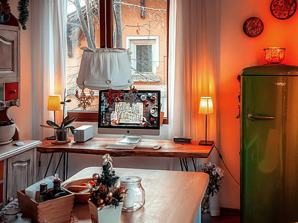 Silber Imac, Wende, hölzern, Tabelle, Kühlschrank, Innerhalb, Küche, Computer, Schreibtisch, Büro, imac, Apfel, Wohnraum, Möbel, Wohngebäude, Zuhause, drinnen, Reichtum, Das Leben zu Hause, Luxus, Fenster, Vorhang, keine Leute, Lichtanlage, Hauptschaukasteninnenraum, Abwesenheit, Haushaltsausstattung, Lebensstile, Natur, die Architektur, Eleganz, elektrische Lampe, 4K, CC0, gemeinfrei, lizenzfrei