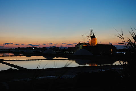 Sicília, moinho, sal, reflexão, por do sol, céu, exterior do edifício, crepúsculo, ninguém, agua, copie o espaço, natureza, arquitetura, cor laranja, estrutura construída, beleza na natureza, silhueta, scenics - natureza, indústria, lago, geração de combustível e energia, conservação ambiental, ao ar livre, 4K, CC0, domínio público, royalty free