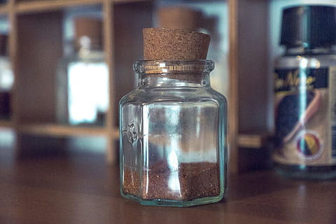 nærbillede foto, glaskrukke, sløring, flaske, tæt på, beholder, fokus, glas, indendørs, peber, krydderier, stilleben, bord, glas - materiale, fokus på forgrunden, ingen mennesker, forskning, gennemsigtig, videnskab, sundhedspleje og medicin, uddannelse, træ - materiale, laboratorium, parfume, videnskabeligt eksperiment, skønhedsprodukt, 5K, CC0, offentligt domæne, royaltyfrie