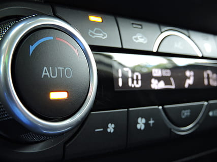 auto, La technologie, conception, brillant, climat, écran, boutons, commutateur, mode de transport, transport, Panneau de contrôle, contrôle, illuminé, la vitesse, tableau de bord, véhicule à moteur, voiture, intérieur du véhicule, équipement, bouton, radio, bouton poussoir, à l'intérieur, concurrence, fermer, personne, la musique, clavier, équipement électrique, luxe, 4K, CC0, domaine public, libre de droits