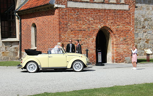 casament, simrishamn, vw, convertible, cotxe, transport, mode de transport, exterior de l'edifici, arquitectura, estructura construïda, manera de transport, maó, paret de maó, longitud completa, paret, automòbil, homes, vehicle terrestre, dia, adult, de peu, edifici, gent, persones reals, dues persones, a l'aire lliure, 4K, CC0, domini públic, lliure de regalies