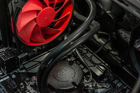negre, sistema de refrigeració de la CPU, foto, component de la unitat del sistema informàtic, ventilador, vermell, tecnologia, ordinador, jocs de PC, primer pla, motor, metall, cap gent, transport, a l'interior, fons, equipament, marc complet, manera de transport, connexió, cotxe, avió, color negre, automòbil, vehicle terrestre, part del vehicle, netejar, 5K, CC0, domini públic, lliure de regalies