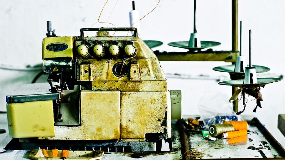 Nähmaschine, Nähen, Maschine, Industrie, Kleidung, Textil-, Stoff, Schneider, Mode, Ausrüstung, Fabrik, Kleider, industriell, Reparatur, Maschinen, Technologie, Maschinenteil, Transport, Güterverkehr, keine Leute, Öl Industrie, Tag, draußen, Metall, Fokus auf den Vordergrund, drinnen, Nahansicht, Lichtanlage, alt, rostig, Gelb, Transportmittel, Stillleben, Spielzeug, Rad, 5K