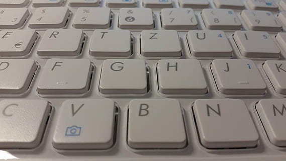 klawiatura, komputer, urządzenie wejściowe, wkład, tekst, listy, opuszczać, laptop, klawiatura komputerowa, biały, notatnik, klawiatura chiclet, peryferia, sprzęt komputerowy, technologia, wyposażenie komputera, pełna ramka, żadnych ludzi, klucz komputera, część komputerowa, tła, porozumiewanie się, połączenie, list, wewnątrz, zbliżenie, numer, biały kolor, alfabet, technologia bezprzewodowa, 4K, CC0, domena publiczna, darmowe zdjęcia