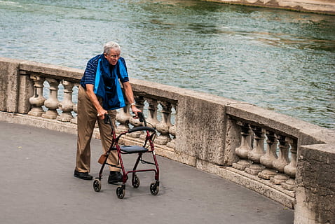 Paris, Râul Sena, râu, omule, vârstnic, excursionist, om, adult senior, doar un singur om, bicicletă, doar un om senior, doar barbati, doar adulți, bărbați, o persoana, apă, masculi, adult, arhitectură, stiluri de viață, lungime totală, transport, oraș, zi, haine casual, oameni adevărați, activitate, Activitatea de agrement, natură, în aer liber, 1080P, CC0, domeniu public, fără drepturi de autor