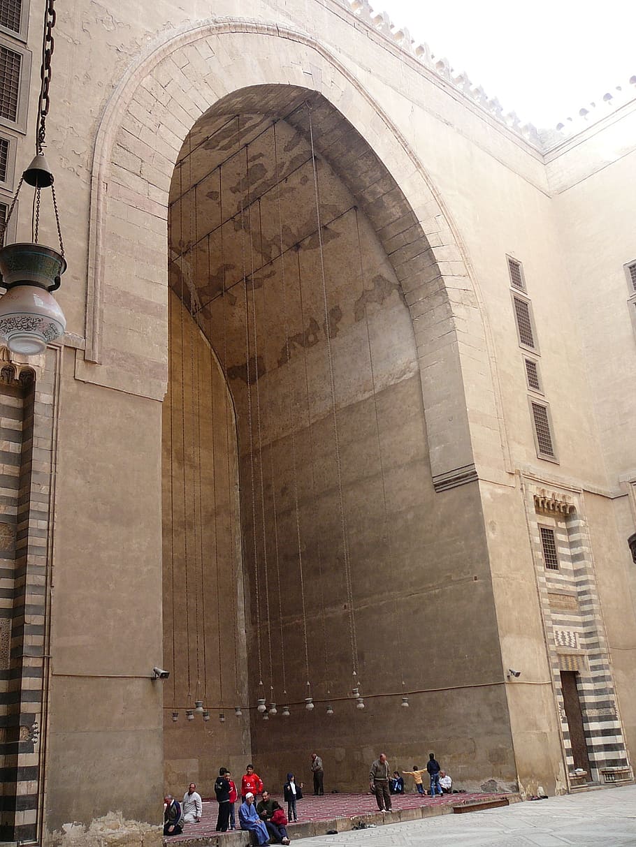 mesquita, arquitectura, pedra, porta, entrada, islàmic, musulmana, religiós, monument, prega, allah, Sant, Cairo, Egipte, grup de persones, estructura construïda, turisme, persones reals, gran grup de persones, destinacions de viatge, viatjar, multitud, arc, història, exterior de l'edifici, homes, el passat, turista, estils de vida, ciutat, dones, dia, a l'aire lliure, columna arquitectònica, 2K