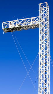 guindaste, construção, Engenharia, equipamento, Alto, branco, azul, céu, céu limpo, natureza, ninguém, estrutura construída, metal, arquitetura, visão de baixo ângulo, ao ar livre, dia, tecnologia, comunicação, ensolarado, conexão, indústria, cultura artística e entretenimento, Parque de diversões, alto - alto, comunicações globais, 4K, CC0, domínio público, royalty free