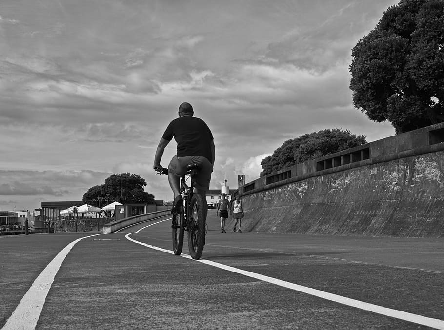 Camí, dues rodes, ciclista, asfalt, monocroma, esport, transport, bicicleta, carretera, núvol - cel, muntar a cavall, passeig, ciclisme, activitat, homes, persones reals, estils de vida, cel, competició, una persona, vista del darrere, cursa esportiva, naturalesa, activitat d'oci, a l'aire lliure, 4K