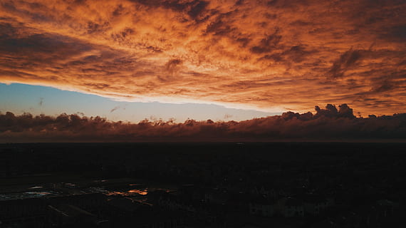 foto de silueta, nubes, tiempo de día, luz solar a través de las nubes, nube, puesta de sol, árbol, hierba, horizonte, foto, fondo de pantalla de la naturaleza, naturaleza, huracán, de miedo, escalofriante, clima, tormenta, azul, naranja, cielo, nube - cielo, belleza en la naturaleza, ambiente, paisajes - naturaleza, tranquilidad, escena tranquila, paisaje, nadie, color naranja, silueta, arquitectura, idílico, cielo dramático, planta, al aire libre, paisaje urbano, 4K, CC0, dominio público, libre de derechos