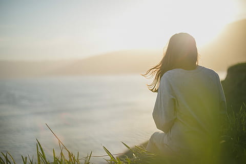donna, bianca, camicia, di fronte, tramonto, donna in bianco, camicia bianca, donne, all'aperto, natura, adulto, una persona, persone, femmine, mare, etnia caucasica, rilassamento, estate, giovani donne, retrovisore, spiaggia, copia spazio, scena tranquilla, stili di vita, giorno, immagine a colori, solo una donna, gente serena, giovane adulto, solo adulti, vacanze, solo donne, analizzare, cercare, guardare, orizzonte sull'acqua, acqua, bellezza nella natura, cielo, terra, attività di svago, la tranquillità, capelli, capelli lunghi, dalla vita in su, pianta, acconciatura, guardando a vista, contemplazione, 4K, CC0, dominio pubblico, privo di copyright
