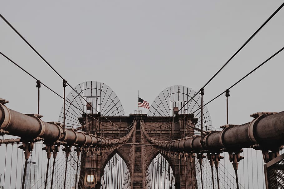junts, pont de Brooklyn, nou, York, ennuvolat, cel, durant el dia, bandera, pont, cable, arc, arquitectura, patró, textura, asta de bandera, simetria, ny, nyc, new york, Brooklyn, EUA, Amèrica, estructura construïda, connexió, cel clar, pont - estructura feta per l'home, naturalesa, exterior de l'edifici, vista d’angle baix, enginyeria, dia, transport, viatjar, Pont en suspensió, destinacions de viatge, turisme, 5K