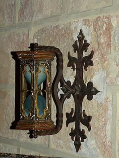 ampulheta, relógio, temporizador, Tempo, transiente, horas, areia, transitoriedade, acabar, quantidade de tempo, historicamente, dentro de casa, Antiguidade, ninguém, história, antiquado, fechar-se, recurso de construção de parede, arquitetura, estrutura construída, parede, padronizar, dia, desenhar, arte e Artesanato, estampa floral, metal, religião, velho, janela, decoração, ornamentado, ferro forjado, 4K, CC0, domínio público, royalty free
