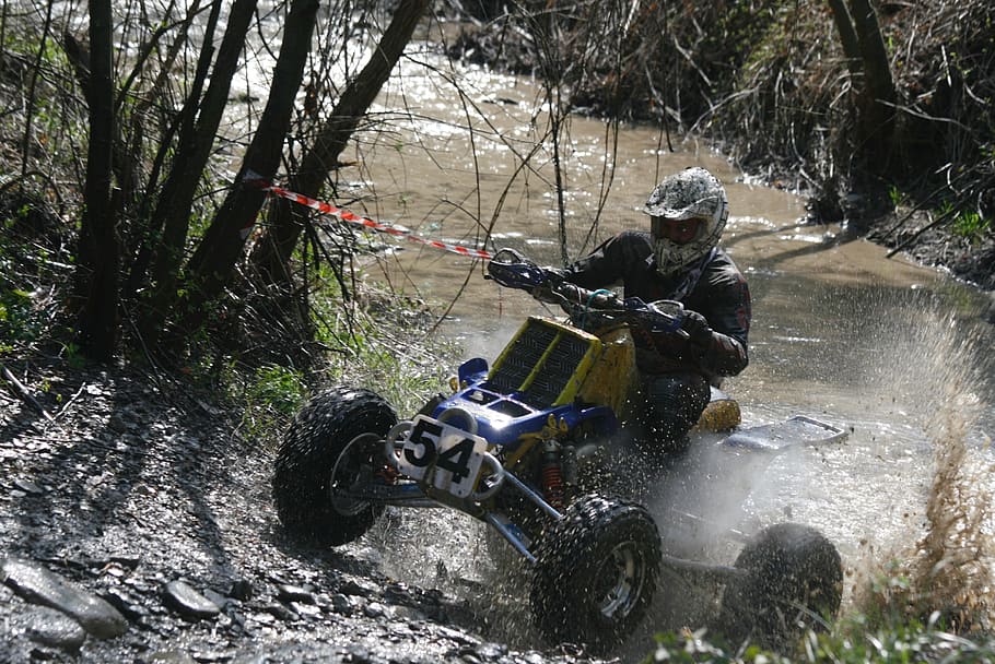quadrilatero, banshee, yamaha, estremo, sport, gara, albero, acqua, natura, giorno, casco, foresta, pianta, mezzi di trasporto, attività di svago, stili di vita, movimento, persone reali, copricapo, una persona, sport estremi, uomini, all'aperto, 2K