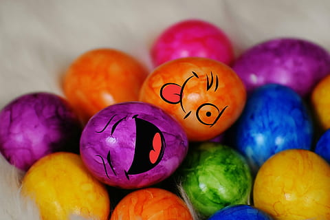 uova di pollame, uovo, colorato, Pasqua, uova di Pasqua, nido di Pasqua, buona Pasqua, uova colorate, uova sode, uova di Pasqua tinte, multicolore, viola, in casa, avvicinamento, nessuno, giorno, cibo, cibo e bevande, celebrazione, variazione, scelta, uovo di Pasqua, gruppo di oggetti, arte e artigianato, vacanza, creatività, concentrarsi sulle conoscenze acquisite, sorridente, 2K, CC0, dominio pubblico, privo di copyright