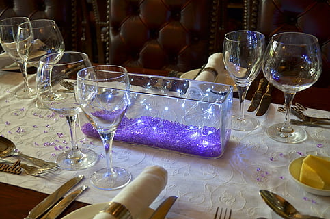 Hochzeitstafel, Tischdekoration, Brille, Glas, Tabelle, Haushaltsausstattung, Trinkglas, Getränk, Weinglas, Erfrischung, Glas - Material, Alkohol, drinnen, Essen und Trinken, transparent, Wein, Restaurant, keine Leute, Stillleben, Nahansicht, Feier, Container, leeren, Rahmen, Luxus, 4K, CC0, gemeinfrei, lizenzfrei