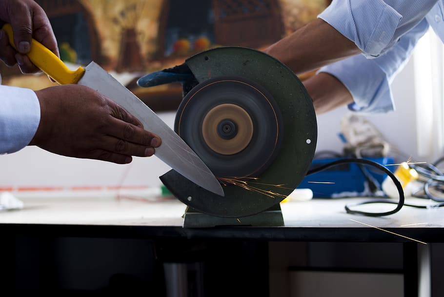 afilat, ganivet, metall, ocupació, mà humana, mà, treball, part del cos humà, indústria, negocis, a l'interior, cooperació, tecnologia, celebració, taller, habilitat, homes, gent, adult, dues persones, fàbrica, treball en equip, fabricació d’equips, company de feina, indústria del metall, 4K