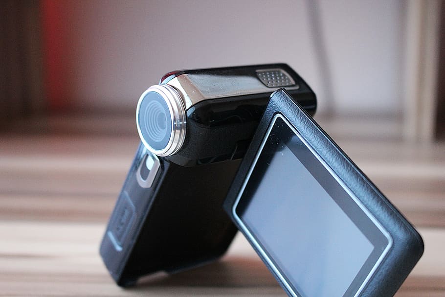 telecamera, videocamera, multimedia, handcam, tecnologia, nessuno, avvicinamento, in casa, comunicazione, concentrarsi sulle conoscenze acquisite, connessione, tecnologia wireless, tavolo, singolo oggetto, colore nero, natura morta, problemi ambientali, combustibile e produzione di energia, moderno, giorno, portabilità, dispositivo di informazione portatile, messa a fuoco selettiva, cellulare, 5K