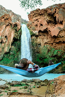 uomo, posa, blu, amaca, davanti, cascate, cascate anteriori, sfondo, sfondi Android, sfondo dello schermo di blocco, piscina, scogliera, cascata, Arizona, viaggio su strada, estate, paesaggio, vista, campeggio, fiume, una persona, solido, attività di svago, persone reali, roccia, roccia - oggetto, stili di vita, rilassamento, donne, acqua, formazione rocciosa, bellezza nella natura, giovane adulto, giovani donne, sdraiarsi, lunghezza intera, giorno, all'aperto, 5K, CC0, dominio pubblico, privo di copyright