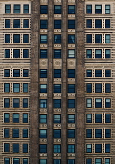 edifici de formigó marró, arquitectura, edifici, infraestructura, estructura, establiment, apartament, finestres, condomini, hotel, finestra, exterior de l'edifici, marc complet, estructura construïda, cap gent, dia, blau, a l'aire lliure, primer pla, patró, fons, ciutat, en fila, vidre - material, repetició, vista d’angle baix, modern, costat a costat, exterior d’edifici d’oficines, 2K, CC0, domini públic, lliure de regalies